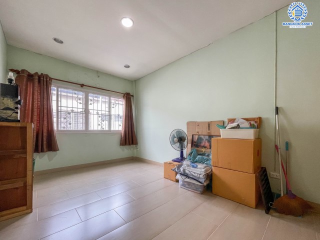 *****ทาวน์เฮ้าส์มือสองย่านนนทบุรี ม.พิชาดา บ้านกล้วย-ไทรน้อย เนื้อที่ 16 ตร.ว. ฟังก์ชัน 2 ห้องนอน 2 ห้องน้ำ บ้านพร้อมอยู่ ตกแต่งใหม่ บนทำเลแห่งการเดินทาง เพียง 20 นาทีก็ถึงรถไฟฟ้าสายสีม่วง "สถานีคลองบางไผ่" ใกล้ทางด่วน "ศรีรัช"